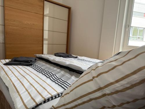 a bedroom with two beds and a headboard and a mirror at Stadtwohnung im Altbaustil in Paderborn