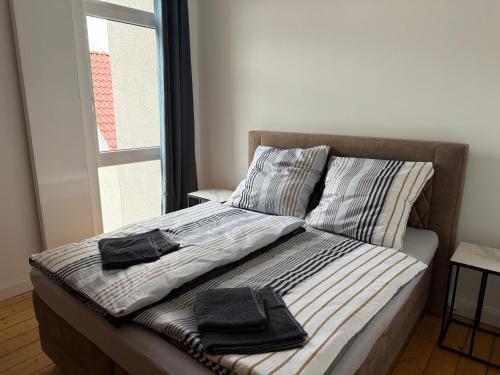 a bed with two black towels on top of it at Stadtwohnung im Altbaustil in Paderborn