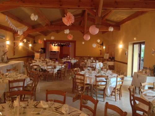 Restoran atau tempat lain untuk makan di Domaine Sainte Octime - Gîte 5 chambres dans domaine viticole