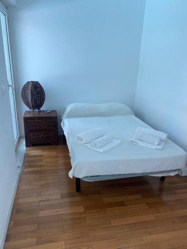 Postel nebo postele na pokoji v ubytování Little double room in a House with pool near the beach
