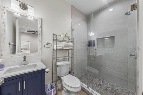 Ένα μπάνιο στο New Luxury Condo Near Beach