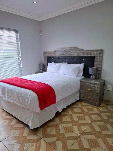 En eller flere senge i et værelse på Entire Modern House!!- Middelburg