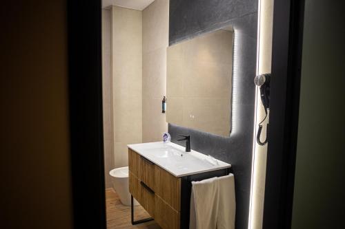 a bathroom with a sink and a mirror at Hotel Macami in El Carpio