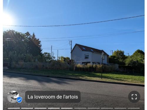 una strada con un gatto sul ciglio della strada di La loveroom de l'Artois a Souchez