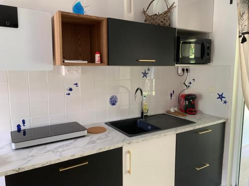 Una cocina o cocineta en Tiki Ora Lodge - MOTU