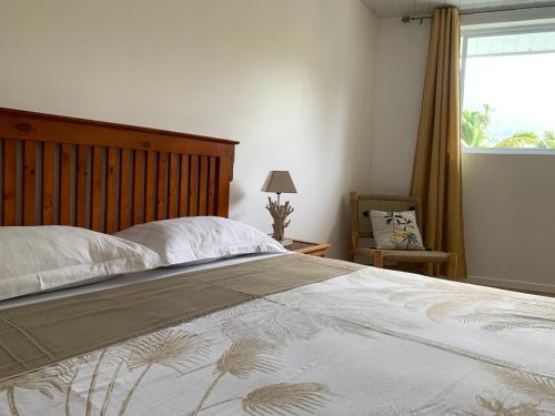 Una cama o camas en una habitación de Tiki Ora Lodge - MOTU