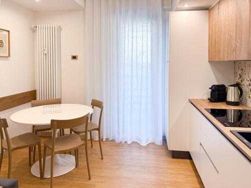 eine Küche mit Tisch und Stühlen in einem Zimmer in der Unterkunft THE GEM - Short-Term Rental in Tirano