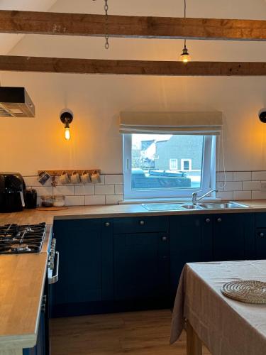 Η κουζίνα ή μικρή κουζίνα στο Braelea cozy - country out building with mezzanine