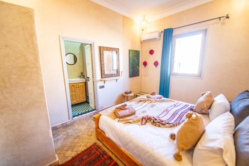 a small bedroom with a bed and a mirror at KOUTOBIA ROYAL in Marrakech