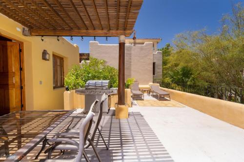 Un balcón o terraza en FN 397 Oceanview Escape with Rooftop Terrace & Mountain