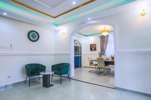 a living room with a table and chairs and a dining room at Villa luxueuse Gefona Guest HOUSE in Yaoundé