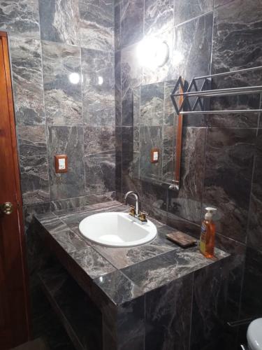 a bathroom with a sink and a mirror at Casa rural GuerrApa in San Agustín