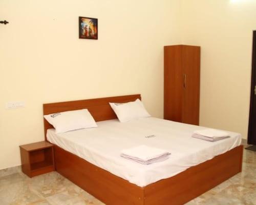 Postel nebo postele na pokoji v ubytování Sapna Residency