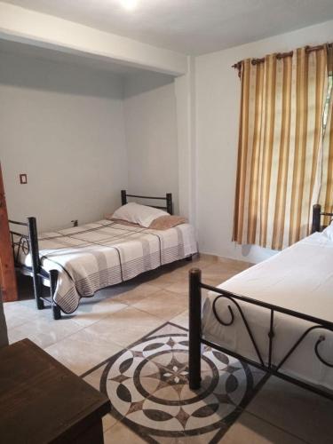 a bedroom with two beds and a table at Casa rural GuerrApa in San Agustín