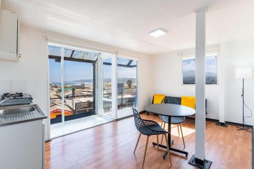 a kitchen and dining room with a table and chairs at Bocamar Aparthotel in Viña del Mar