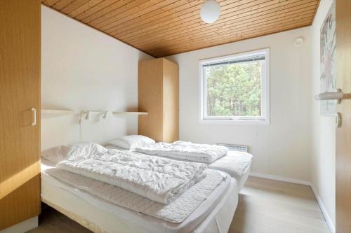 two beds in a room with a window at 2512-Nexo-Rokjinkan-7 in Vester Sømarken