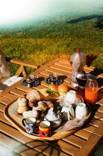 a tray of food on a table on a picnic table at B&B Orto di Borghi in Faenza