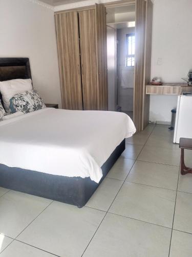 Una cama o camas en una habitación de Cosmel Guest House