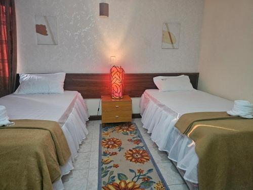 En eller flere senge i et værelse på Cozy 2 Bedroom Apartment