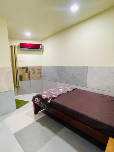 a small bed in a room with a redigunigunigun at Mp DREAMS ROOMS in Edappāl