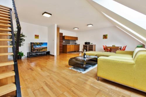 Dolná - mezonetový apartmán na námestí