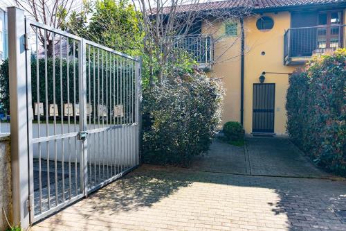 a metal gate in front of a house at Milano Fiera WiFi Parcheggio Gratuito in Rho