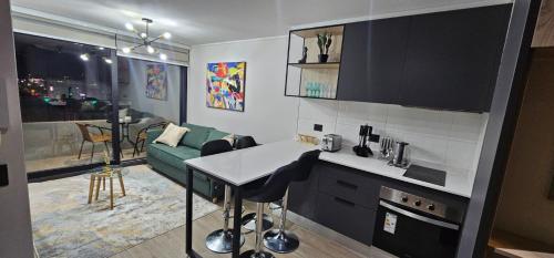 Kuchyň nebo kuchyňský kout v ubytování Apartamento moderno con estacionamiento