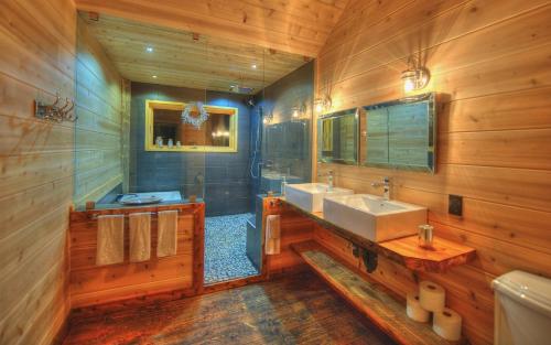 Bilik mandi di Les Bouleaux - Les Chalets Spa Canada