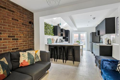 Kuchyň nebo kuchyňský kout v ubytování Stylish 5 Bedroom 5 Bathroom House Sleeps 10 with Garden, Smart TV and Free Parking by Yoko Property