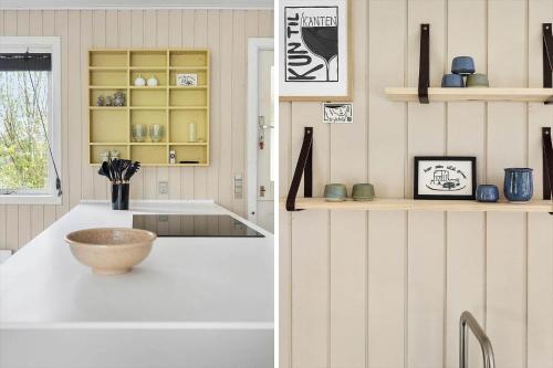 eine Küche mit einer Theke mit einer Schüssel darauf in der Unterkunft 1512 Aakirkeby - Bjælkeåsen 3 in Vester Sømarken