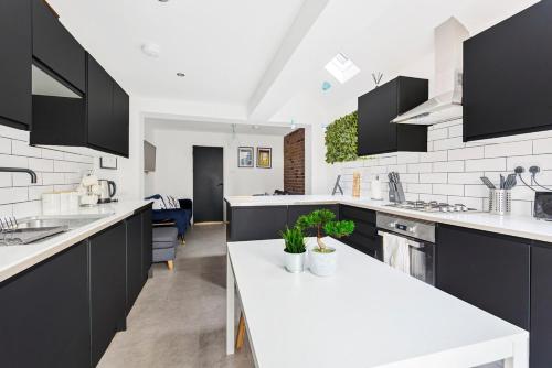 Kuchyň nebo kuchyňský kout v ubytování Stylish 5 Bedroom 5 Bathroom House Sleeps 10 with Garden, Smart TV and Free Parking by Yoko Property