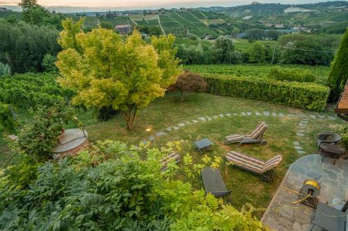 an aerial view of a garden with chairs and a tree at Cascina Albarella in Canelli