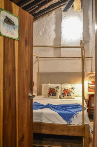 Hostel Pueblito Magico Mompósにあるベッド