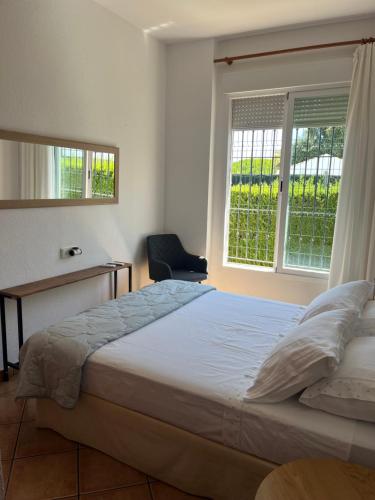 Ένα ή περισσότερα κρεβάτια σε δωμάτιο στο Habitación con baño Malva Piscina