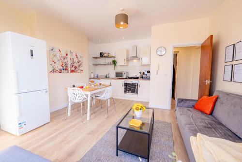 Spacious Modern & High Ceiling One Bedroom Apartment photo 12