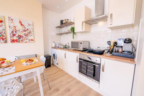 Spacious Modern & High Ceiling One Bedroom Apartment photo 11