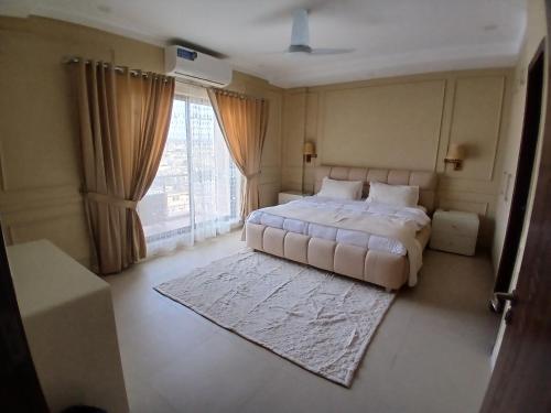 Postel nebo postele na pokoji v ubytování Cozy Mountain View Apartment