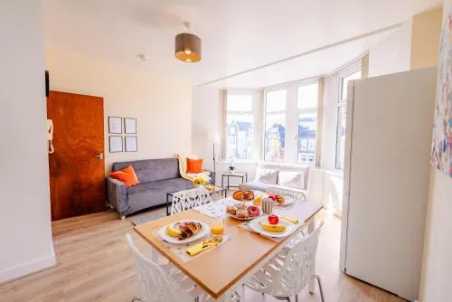 Spacious Modern & High Ceiling One Bedroom Apartment photo 1