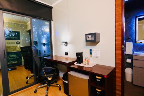 an office with a desk and a chair in a room at Hotel Contenedores Corporativos in Platanal