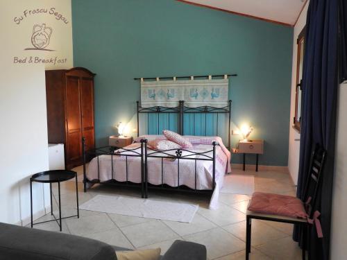 テウラーダにあるB&B Su Frascu Segauのベッドルーム1室(ベッド1台、テーブル2台、ソファ付)
