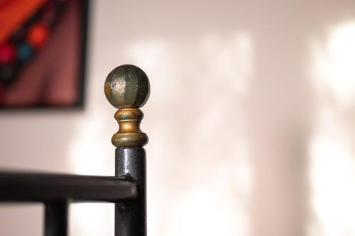 a close up of a black rail with a knob at Case vacanza e camere in Villa Isabella con parcheggio custodito e wifi in Gioia del Colle