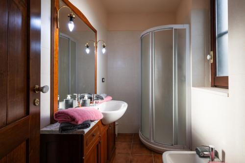 a bathroom with a sink and a shower at Case vacanza e camere in Villa Isabella con parcheggio custodito e wifi in Gioia del Colle