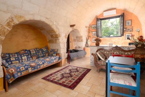 a living room with a bed and a window at Case vacanza e camere in Villa Isabella con parcheggio custodito e wifi in Gioia del Colle