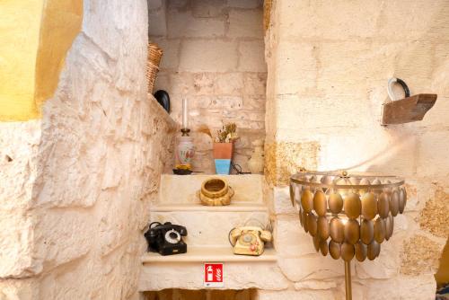 a stone walled room with a sink and a table at Case vacanza e camere in Villa Isabella con parcheggio custodito e wifi in Gioia del Colle