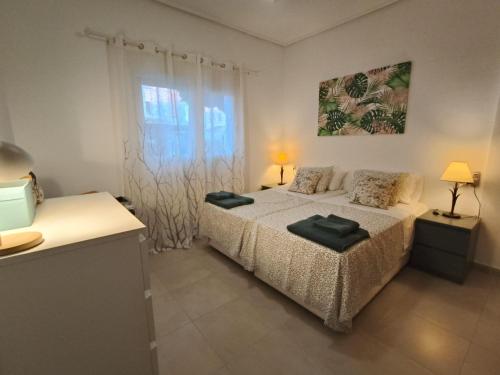 ein Schlafzimmer mit einem Bett mit zwei Kissen darauf in der Unterkunft La Torre Golf 3-Bed Villa- Heated Pool and Hot Tub in Las Armeras