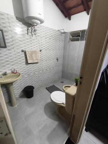 a bathroom with a toilet and a sink at Casa Lilo in Encarnación