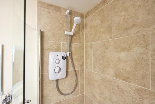 una doccia con soffione in un bagno di Relaxing Countryside Retreat with Garden & Parking 