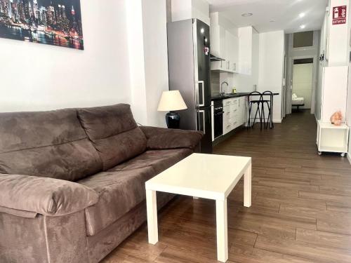 ムルシアにあるApartment next to Hospital Morales Meseguerのソファとテーブルのあるリビングルーム