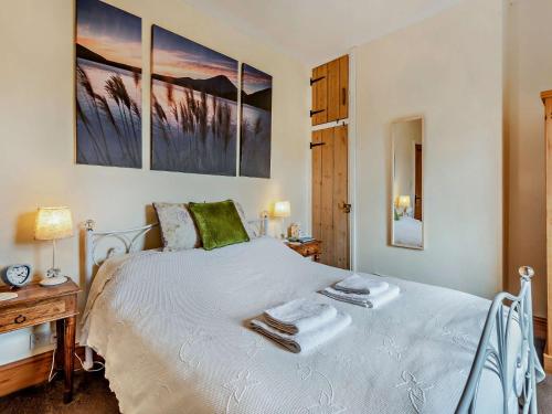 Postel nebo postele na pokoji v ubytování 3 bed in Ullock SZ043