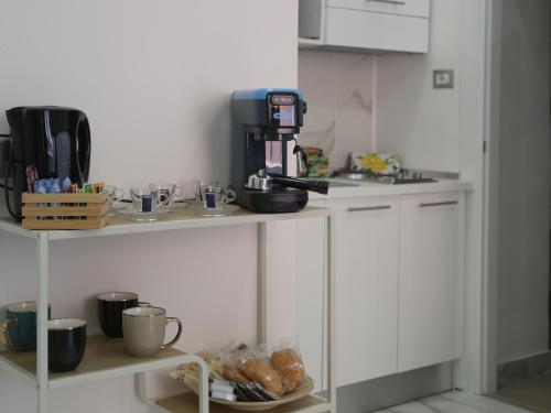 een keuken met een aanrecht met een koffiezetapparaat bij RODA Apartments in Napels